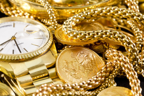 Goldmünzen, Goldketten und eine goldene Uhr